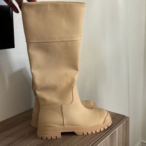 Knee high rubber boots. Zara winter collection 2021.
